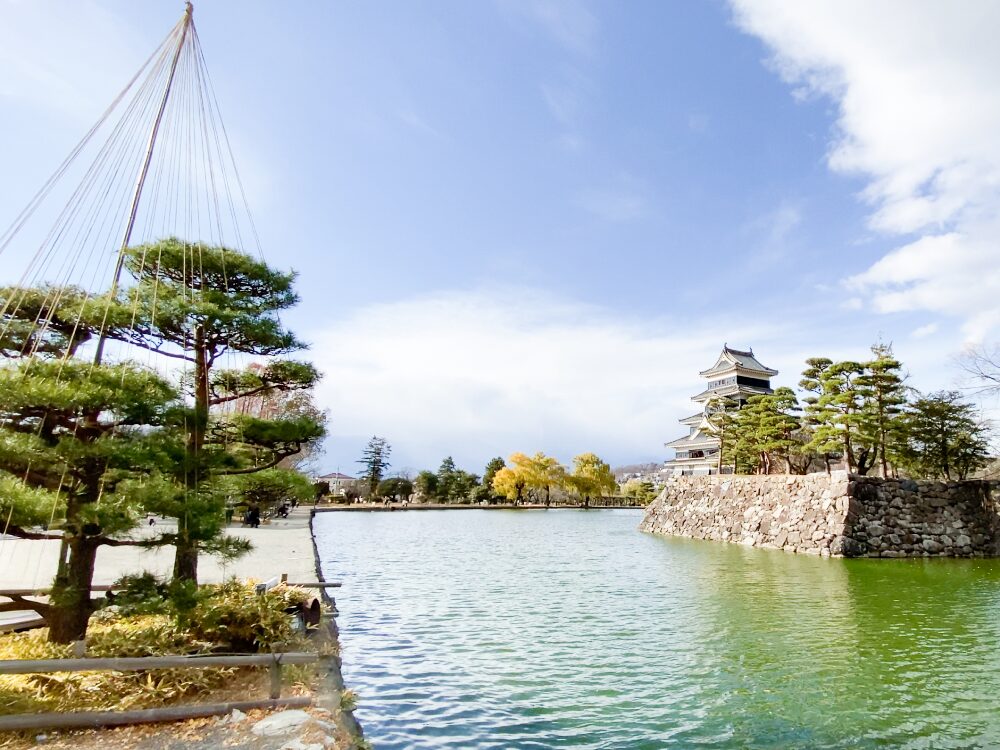 国宝：松本城の庭苑管理の様子。