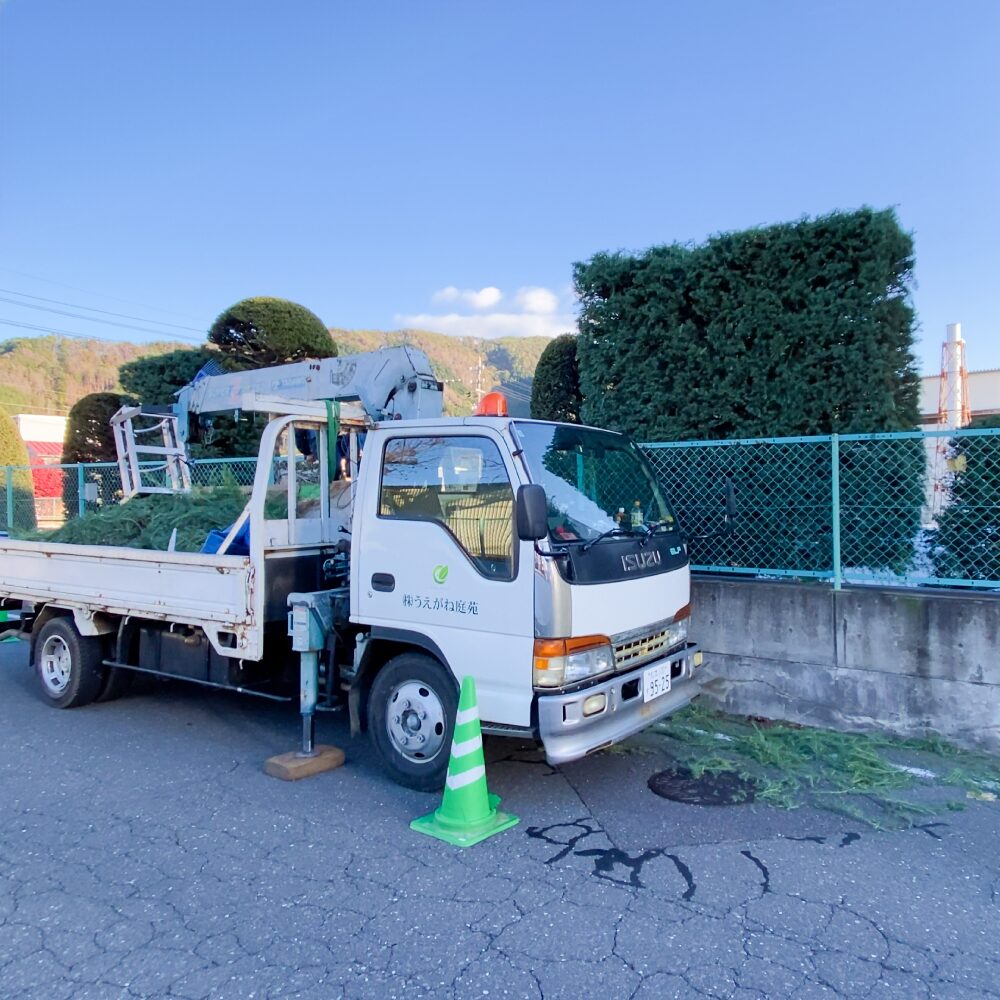 トラックに切った気を積んでいる様子